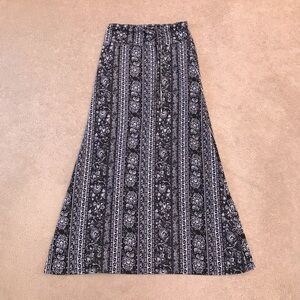 Joe B Maxi Skirt Size Small Black White Relaxed Comfort Floral Whimsy Goth Boho